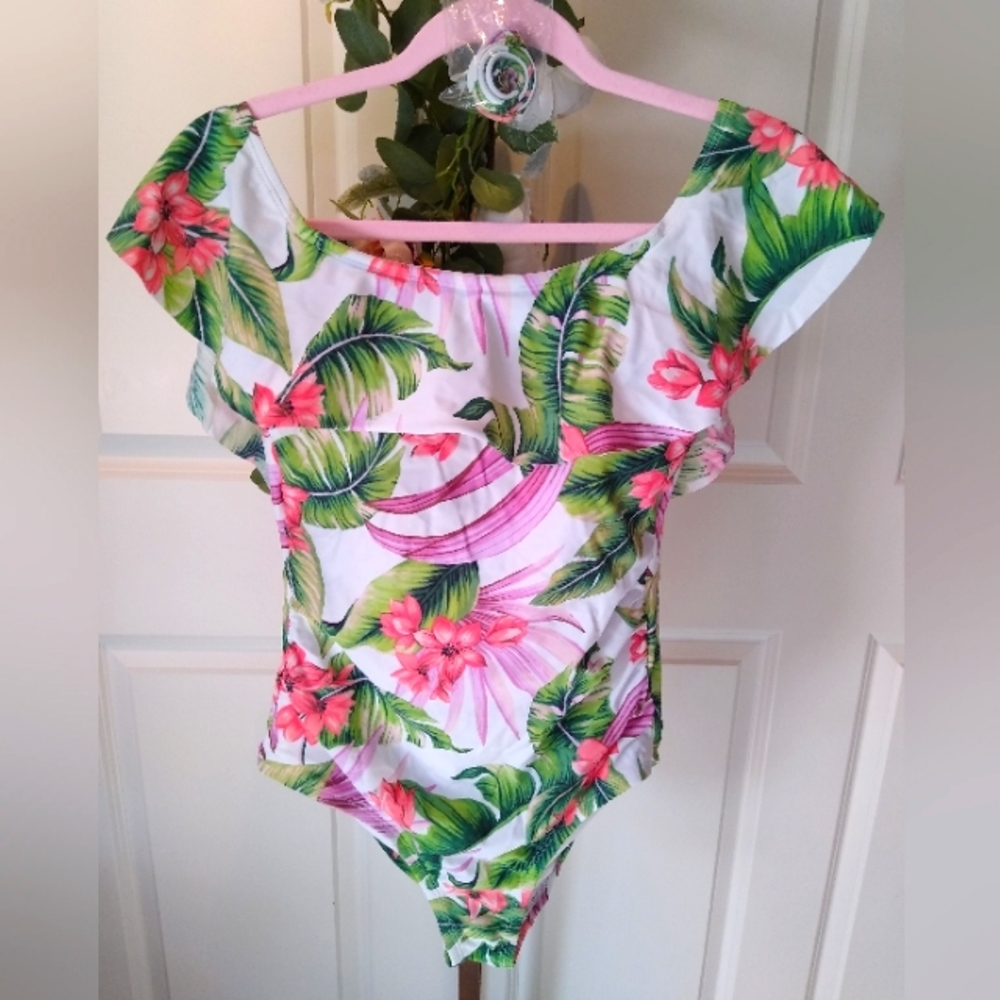 Kona Sol one piece bathing suit in like new condition, beautiful floral pattern.